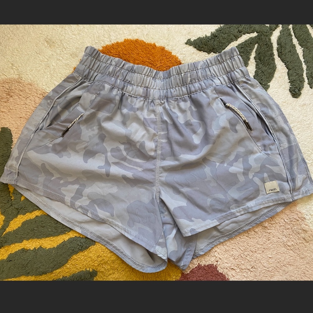 Vuori Dash Shorts - Light Gray Camo - XS